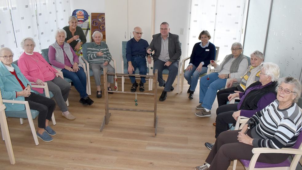 Seit Mitte September ist die Tagespflege in Betrieb, am 2. November wird sie auch offiziell eröffnet. Im Aktivraum spielen die Gäste. Mit dabei sind an diesem Vormittag auch Reilstift-Geschäftsführer Rainer Helmers (6. von rechts), Leiterin Swetlana Weizel (5. von rechts) und Mitarbeiterin Anke Heyen (4. von links). Foto: Henrik Zein