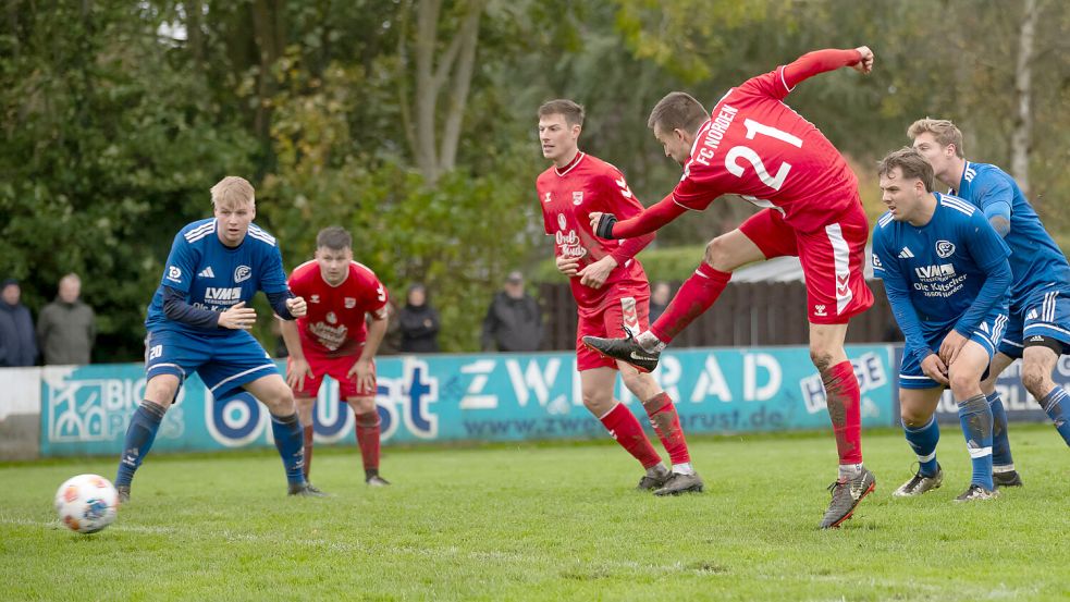 Der FC Norden (in Rot) tritt zu Hause gegen den SV Hage an. Foto: Ute Bruns