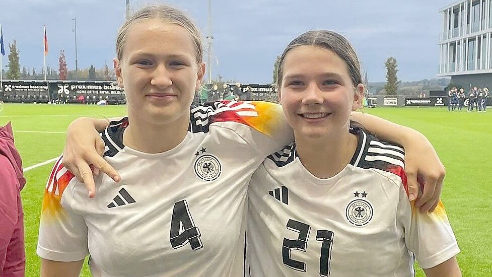 Mit ihrer ehemaligen Frankfurt-Mitspielerin und Freundin Liz Sassmanshausen spielt Paula Baus (links) nun wieder zusammen – in der U15-Nationalmannschaft. Foto: Privat