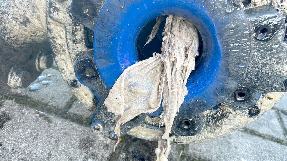 Feuchttücher verstopfen die Rohre in der Kanalisation. Foto: Stadtwerke Leer