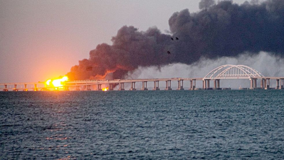 Bei der Explosion wurde die Brücke zur Krim schwer beschädigt. (Archivbild) Foto: Uncredited/AP/dpa
