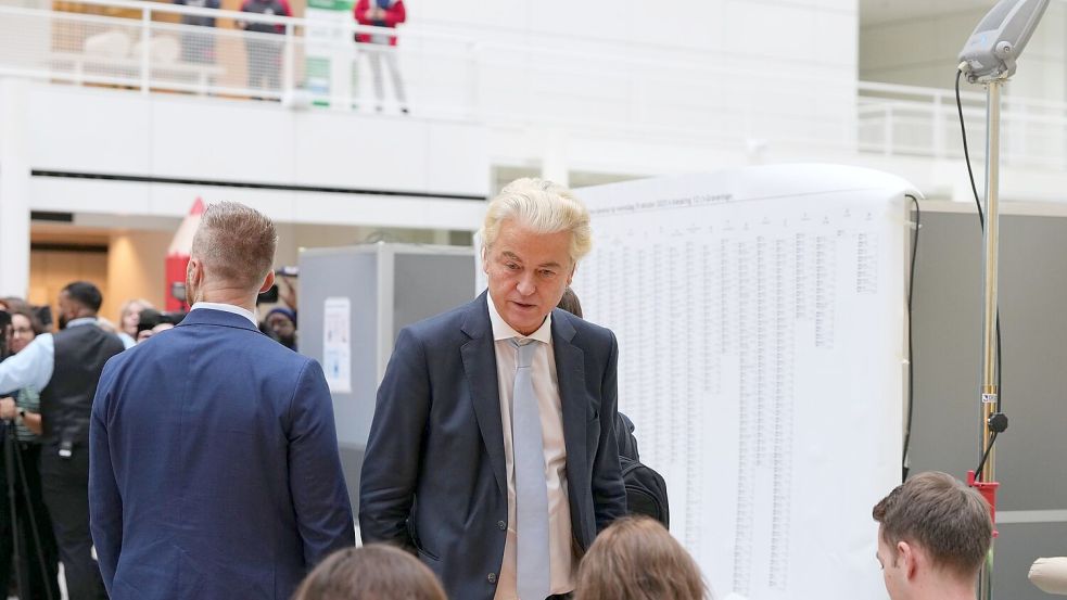 Der Rechtspopulist Geert Wilders hat einer ersten Prognose zufolge bei der Parlamentswahl in den Niederlanden seine Position als stärkste politische Kraft eingebüßt. Foto: Peter Dejong/AP/dpa