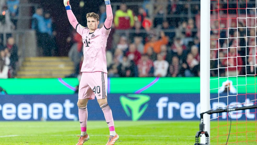 Machte an alter Wirkungsstätte ein starkes Spiel: Bayern-Keeper Urbig. Foto: Rolf Vennenbernd