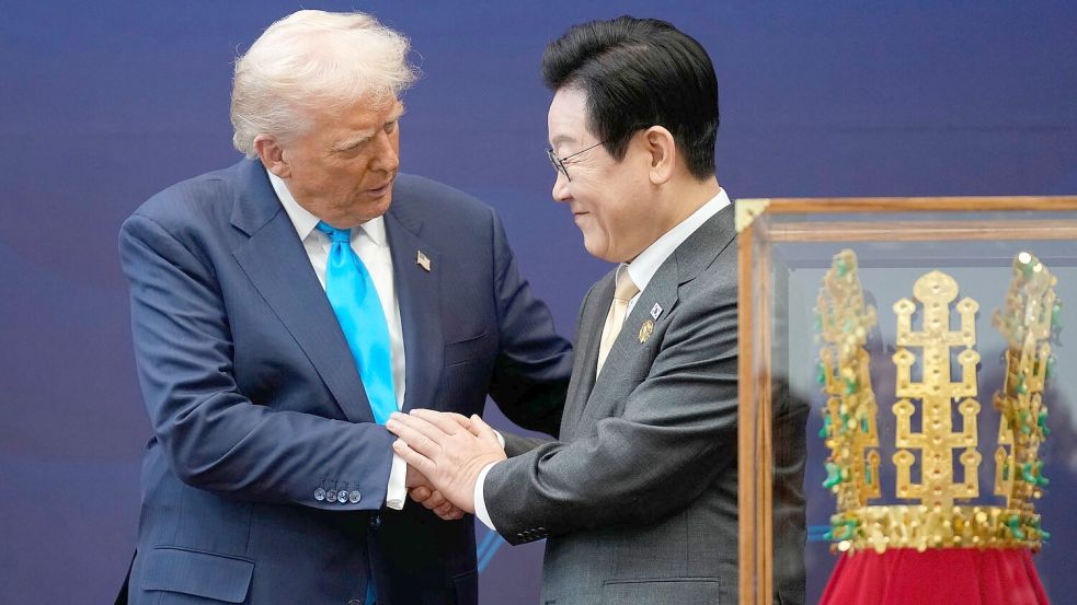 US-Präsident Donald Trump und Südkoreas Präsident Lee Jae Myung haben bei ihrem Treffen am Mittwoch über atomgetriebene U-Boote gesprochen. Foto: Mark Schiefelbein/AP/dpa