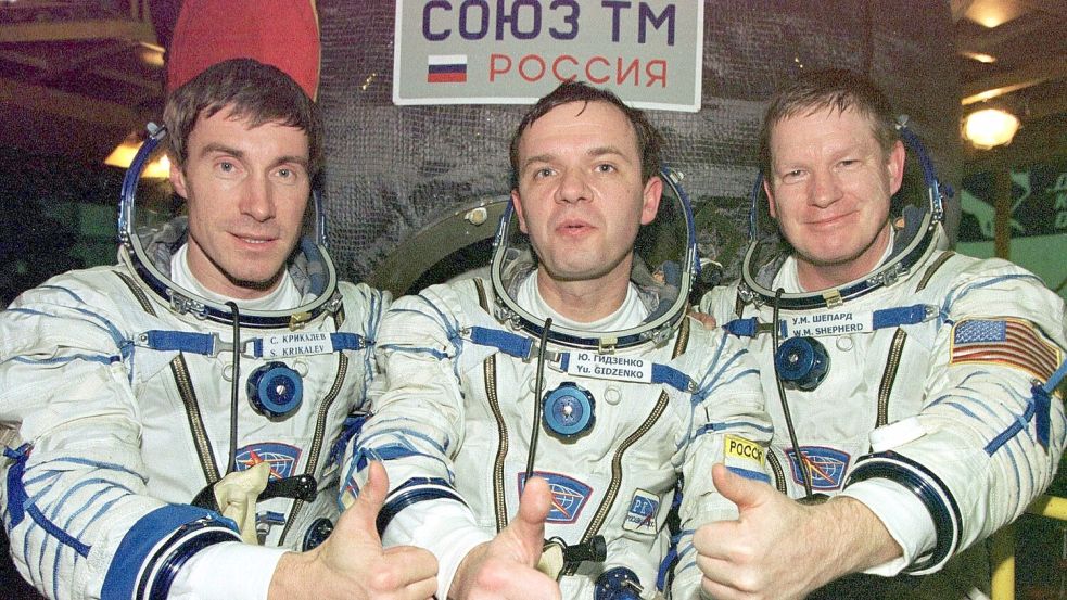 Die Crew, die als erste die Internationale Raumstation ISS bewohnte: US-Astronaut Bill Shepherd (l-r) und die russischen Kosmonauten Juri Gidsenko und Sergej Krikaljow, heben die Daumen vor ihrer Sojus-Rakete. (Archivbild) Foto: REUTERS POOL/epa/dpa