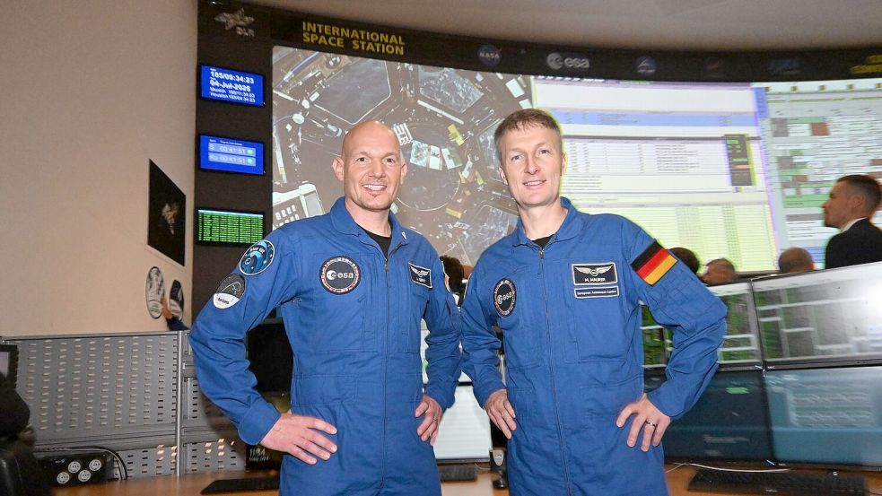Die deutschen Astronauten Alexander Gerst (l) und Matthias Maurer waren bereits auf der ISS. (Archivbild) Foto: Felix Hörhager