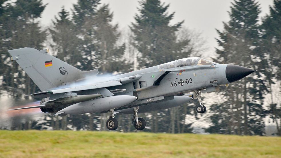 Zwei Tornado-Kampfjets flogen in rund 600 Metern Höhe über den Landkreis Osnabrück. Foto: dpa/Harald Tittel