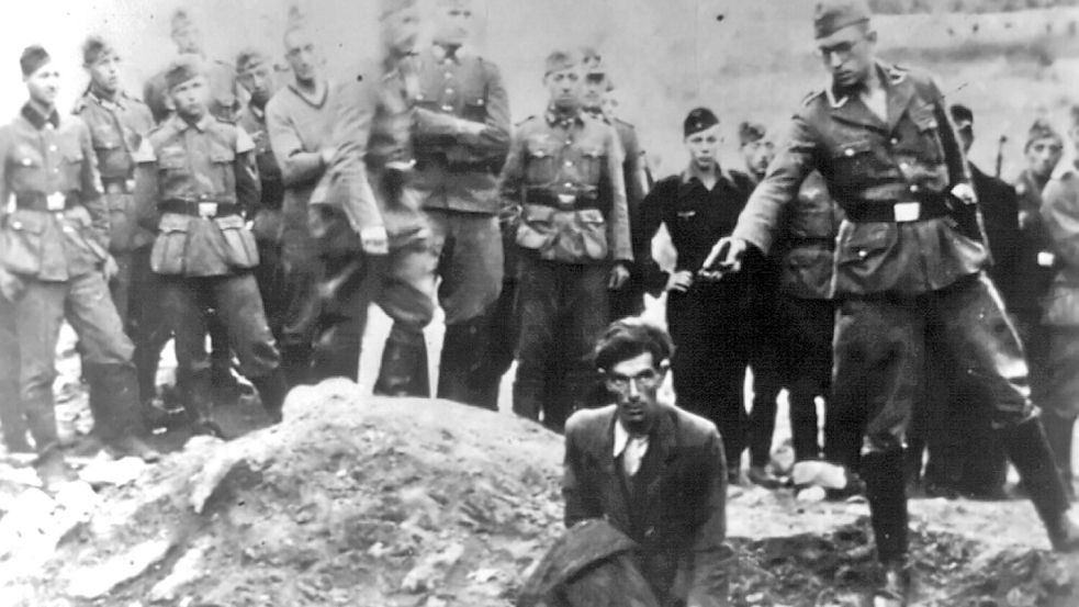 Der SS-Mann, der im Begriff ist, einen Juden vor einem Massengrab hinzurichten, konnte jetzt von einem Geschichtswissenschaftler mit Hilfe von KI identifiziert werden. Der Kriegsverbrecher Jakobus Onnen stammt aus Tichelwarf. Foto: Photo12/Ann Ronan Picture Library
