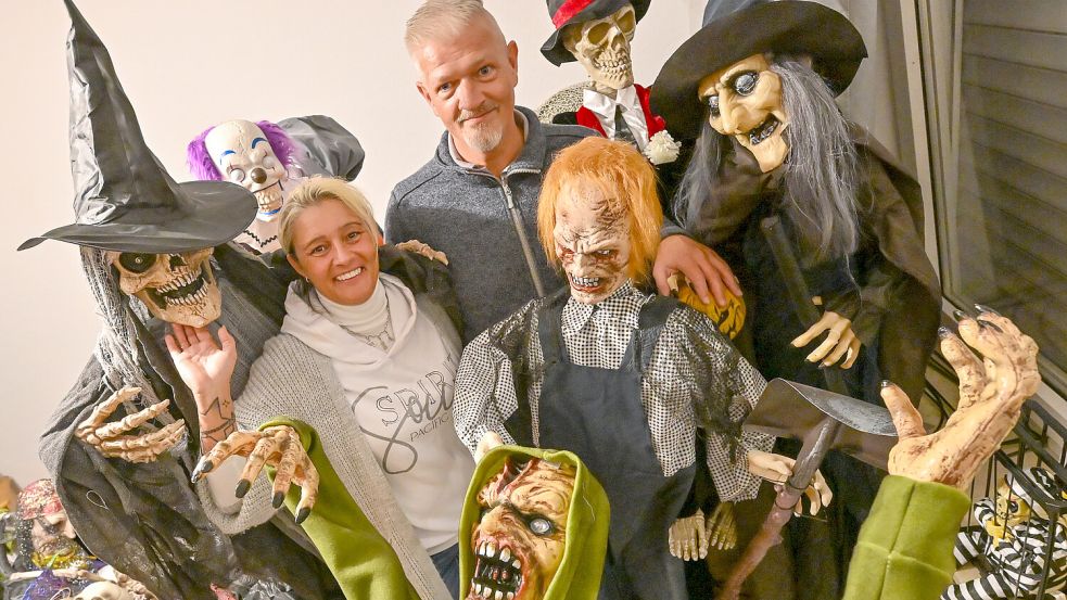 Denise Kirchner und Andreas Hoffmann haben um die 60 Halloween-Figuren in ihrem Haus in Firrel stehen. Foto: Klaus Ortgies