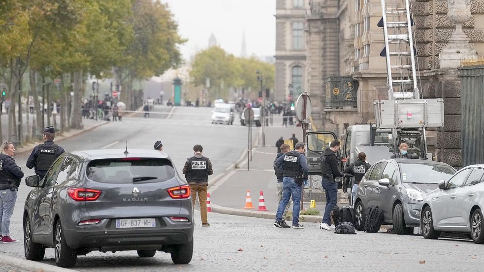 Für ihren spektakulären Diebstahl im Louvre waren die Einbrecher mit einer Hebebühne auf einen Balkon gelangt. (Archivbild) Foto: Thibault Camus/AP/dpa