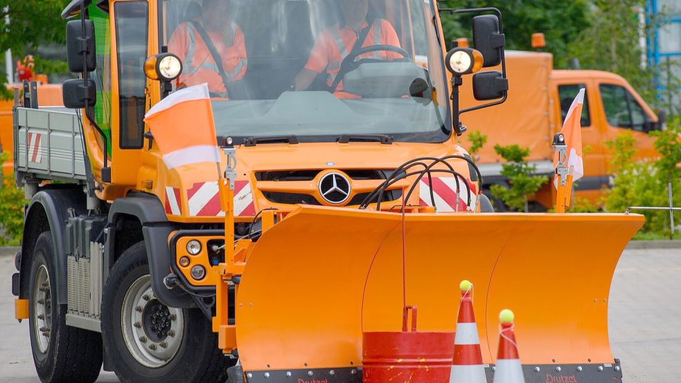 Der CDU-Landtagsabgeordnete Ulf Thiele aus Ostfriesland absolvierte ein Kurzpraktikum bei der Straßenmeisterei Leer. Foto: dpa/Klaus-Dietmar Gabbert
