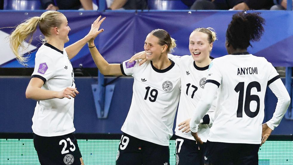 Deutschlands Klara Bühl (Mitte links) jubelt mit ihren Teamkolleginnen über den Treffer zum 1:2, gegen Frankreich. Foto: dpa/Jeremias Gonzalez
