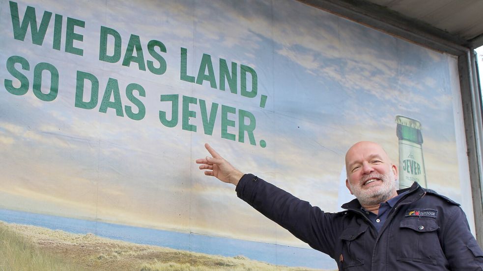 Bodo Burmester vor einer Jever-Werbung. Foto: Imke Oltmanns