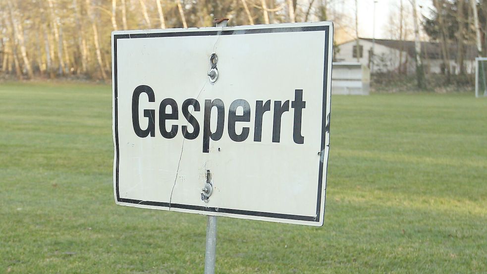 Der Platz im Leeraner Hoheellernstadion war nicht bespielbar. Symbolbild: Imago