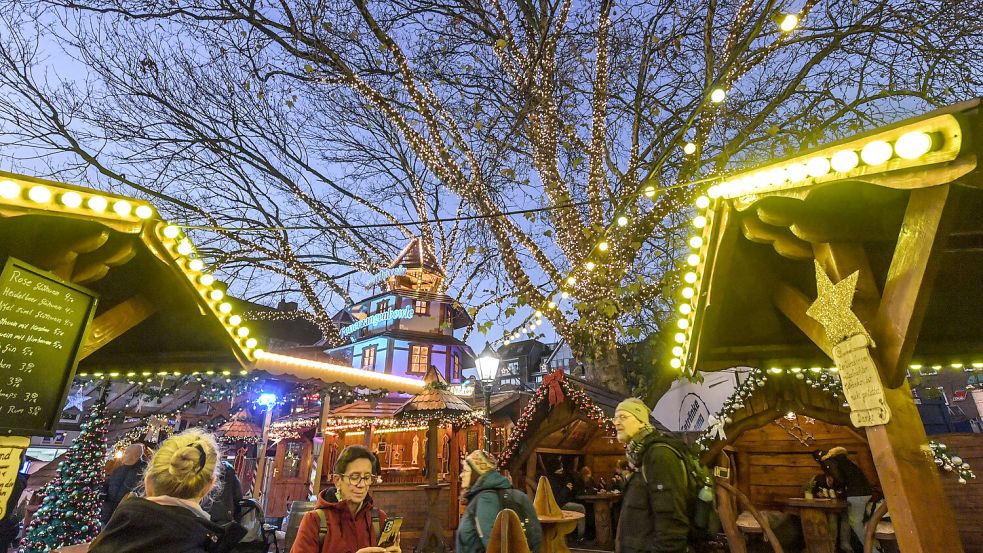 Die neue Baumbeleuchtung kam 2024 schon sehr gut zur Geltung beim Engelkemarkt. Foto: Klaus Ortgies/Archiv