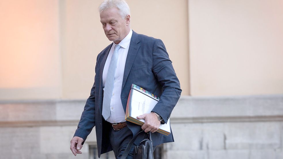 Bundeslandwirtschaftsminister Alois Rainer (CSU) hat sich zum aktuellen Stand der Vogelgrippe geäußert. Foto: IMAGO/Bernd Elmenthaler