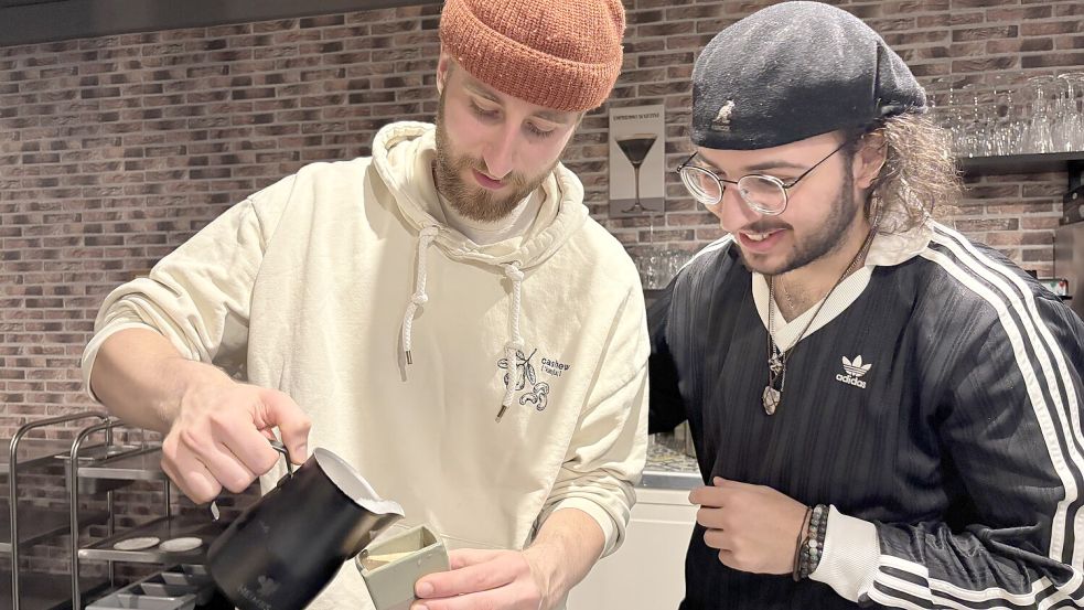 Leonidas Nedos (links) und Ali Kakeh wissen, wie guter Kaffee an den Gast kommt. Hier bereiten sie einen Cappuccino in einer Designertasse zu. Foto: Susanne Ullrich