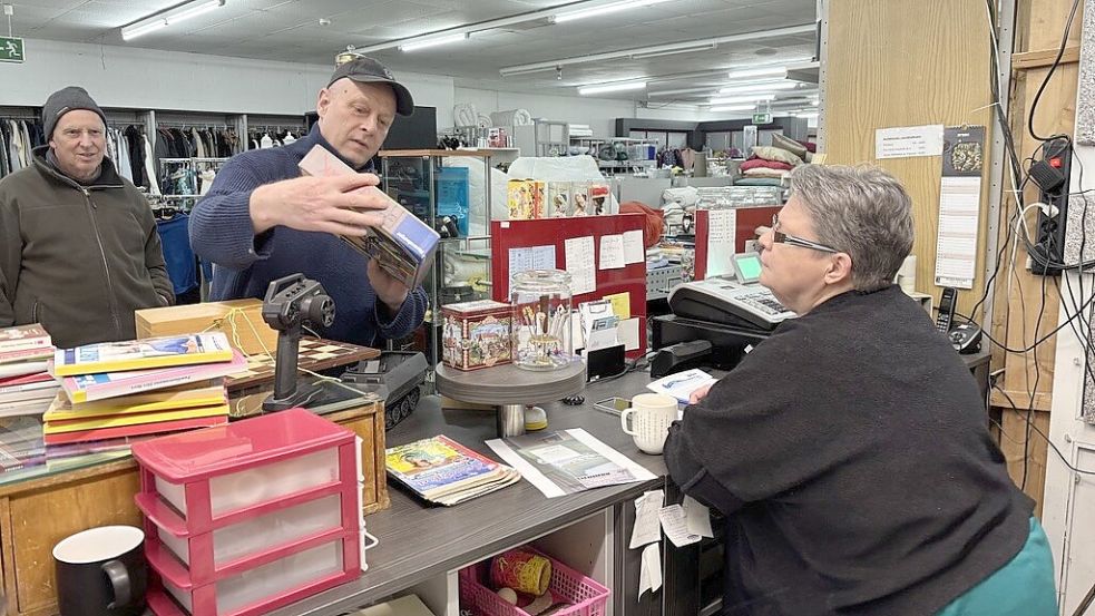 Roselinde Menssen mit Kunden in der Flohmarktscheune. Foto: Imke Oltmanns