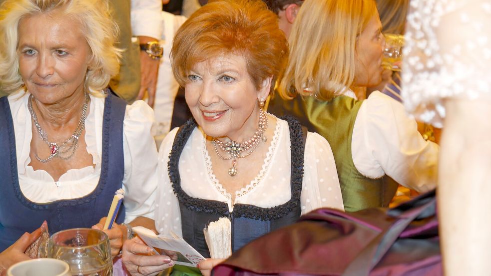 Carolin Reiber im Schottenhammel Zelt beim 190. Münchner Oktoberfest. Foto: IMAGO/Matthias Gränzdörfer