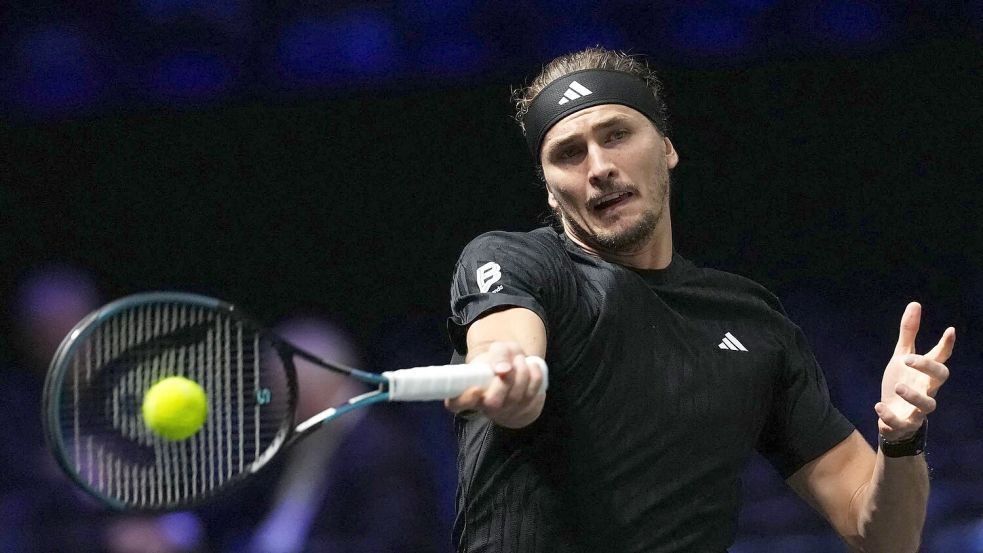 Alexander Zverev steht in Paris in der Runde der besten Acht. Foto: Dimitar Dilkoff/AFP/dpa