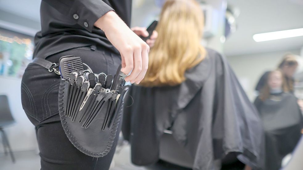 Laut einer YouGov-Umfrage gibt ein Viertel der Menschen in Deutschland kein Geld für einen Haarschnitt aus. (Archivbild) Foto: Jan Woitas