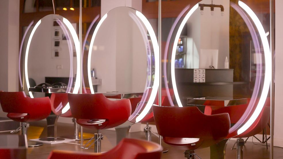 Während der Pandemie waren Friseursalons zeitweilig geschlossen, teilweise durften sie nur unter strengen Auflagen öffnen. (Archivbild) Foto: Jan Woitas