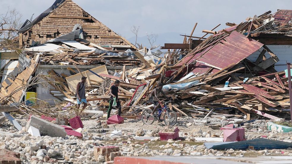 Von der Außenwelt abgeschnittene Jamaikaner sind auf Hilfsgüter angewiesen. Foto: Matias Delacroix/AP/dpa