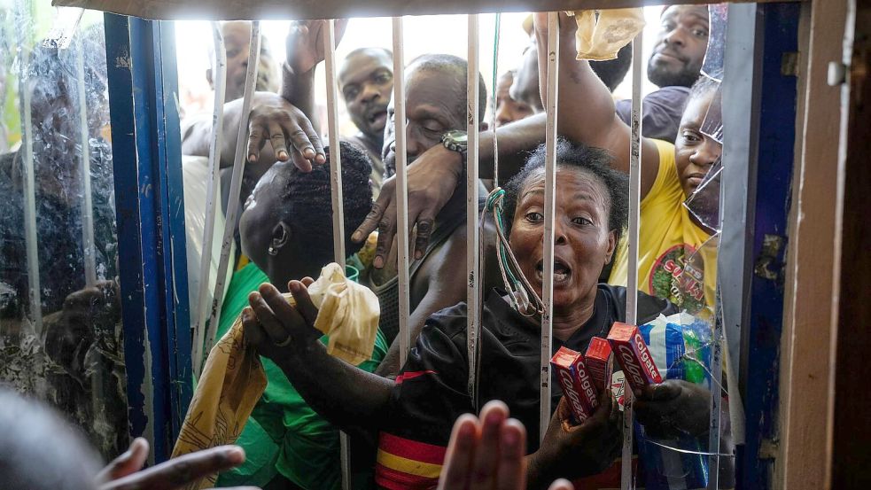 Vielen Menschen müssen ohne Vorräte und Strom ausharren. Foto: Matias Delacroix/AP/dpa