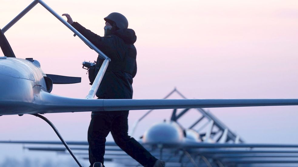 Die Ukraine verteidigt sich durch Angriffe auf Energieanlagen im russischen Hinterland. (Archivbild) Foto: Evgeniy Maloletka/AP/dpa