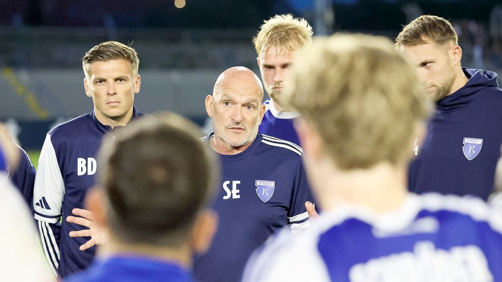Stefan Emmerling und seine Mannschaft stecken überraschend im Abstiegskampf der Regionalliga. Foto: Jens Doden/ Emden