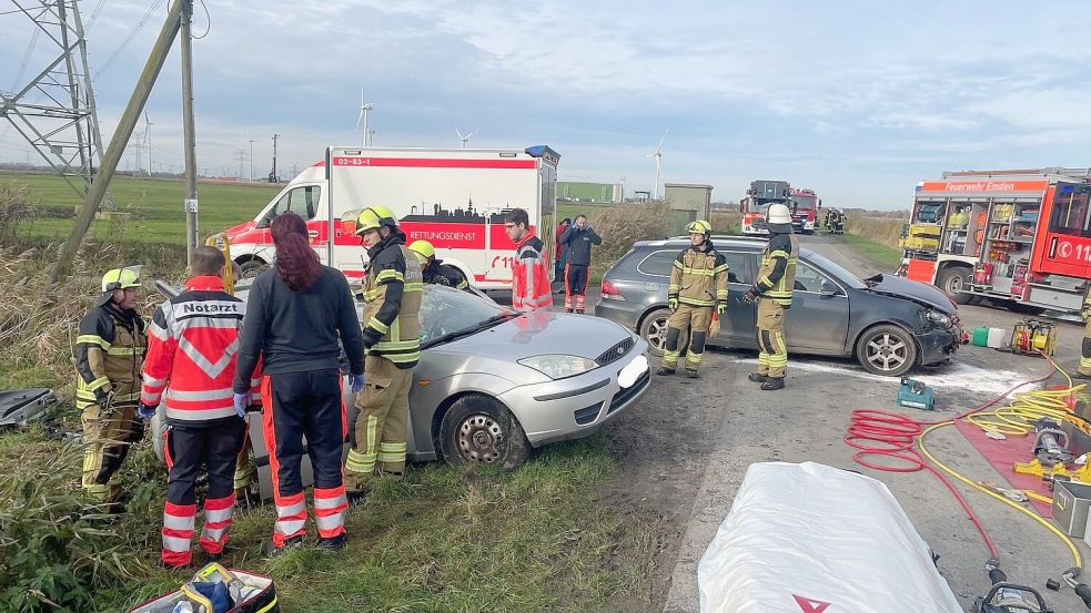 Bei einem Unfall im Kreuzungsbereich des Wykhoffwegs in Emden sind am Freitag zwei Menschen verletzt worden. Foto: Feuerwehr