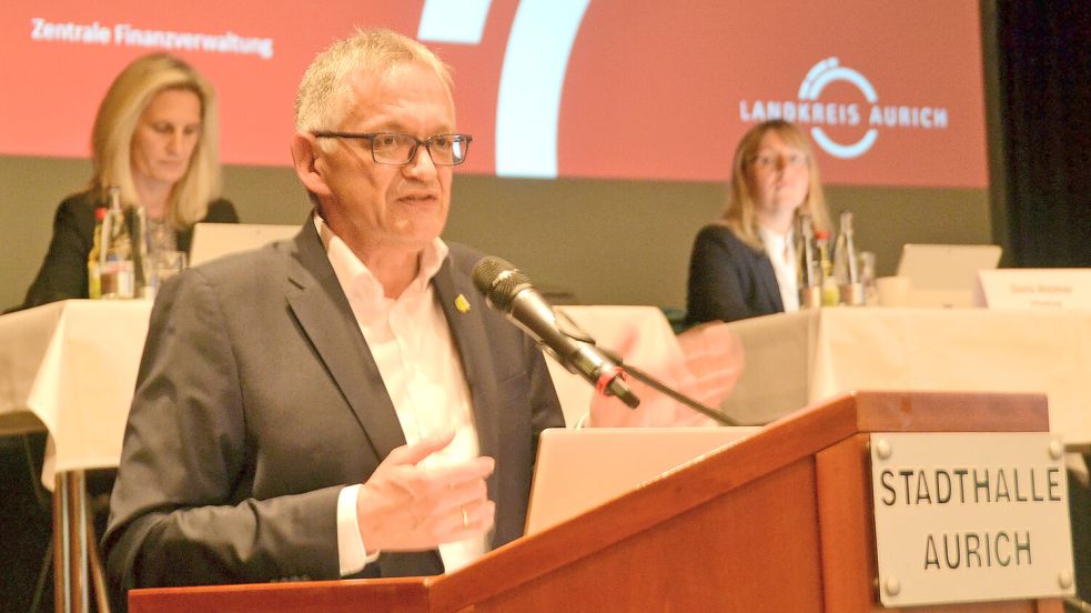 Landrat Olaf Meinen präsentierte den Haushaltsplan 2026. Links im Hintergrund Kämmerin Nicole Hanekamp. Foto: Aiko Recke