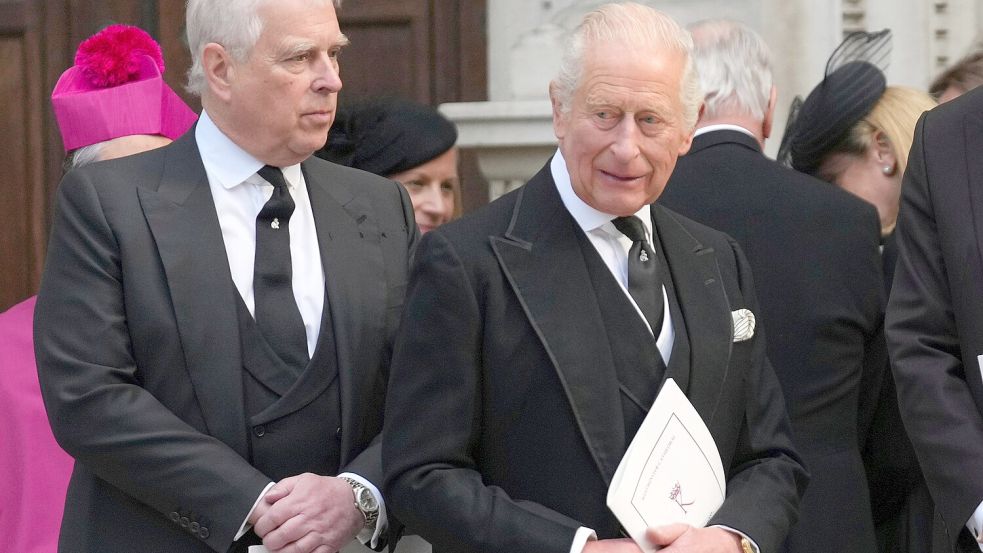 Beben im britischen Königshaus: König Charles III (r.) entzieht seinem Bruder Andrew alle Titel. Foto: DPA/Joanna Chan