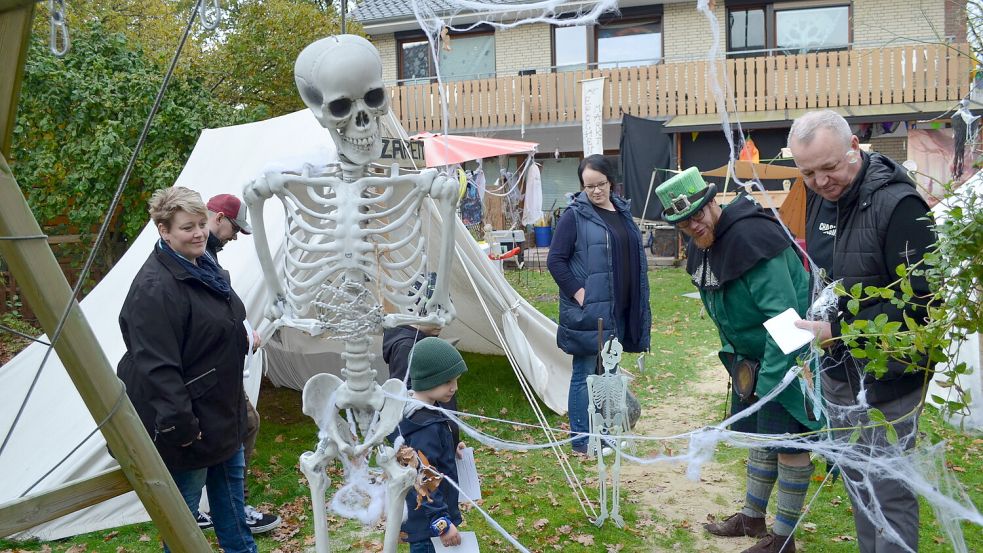 Gerippe sind allgegenwärtig im Garten des ehemaligen Pastorenhauses. Bei einem Quiz, das Amthors veranstalten, können die Besucher die Skelette zählen und auch die Kürbisse, die im Garten verteilt sind. Foto: Astrid Fertig