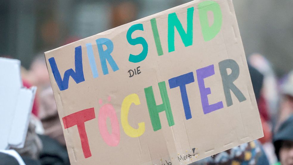 In mehreren deutschen Städten – im Bild Bremen – hat es in den vergangenen Tagen Kundgebungen gegen die Merz-Äußerungen gegeben. Foto: Focke Strangmann/dpa