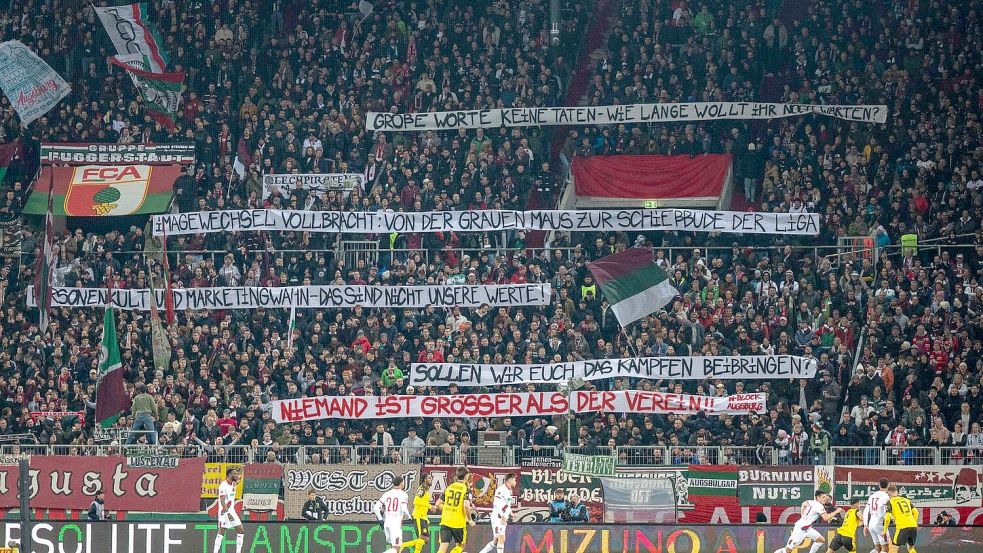 Klartext der Fans auf Plakaten gegen den neuen FCA-Kurs der Vereinsführung mit dem unerfahrenen Trainer Sandro Wagner. Foto: David Inderlied/Kirchner-Media/d