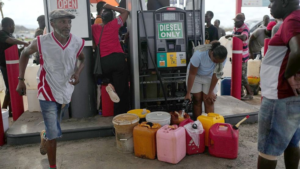 Einige Tankstellen auf Jamaika haben nur noch wenig Kraftstoff. Foto: Matias Delacroix/AP/dpa