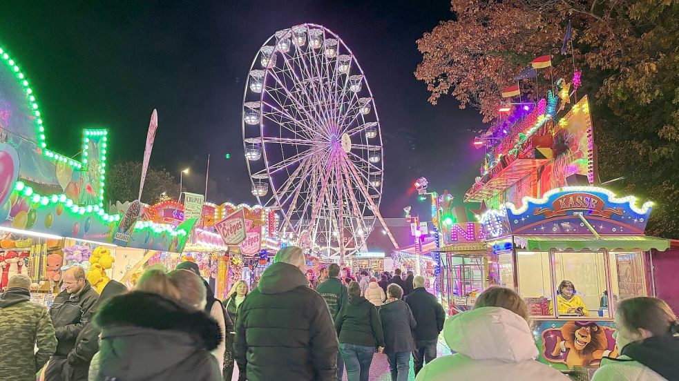 Der Herbstmarkt in Aurich hatte in den ersten Tagen mit dem schlechten Wetter zu kämpfen. Foto: Lasse Paulsen