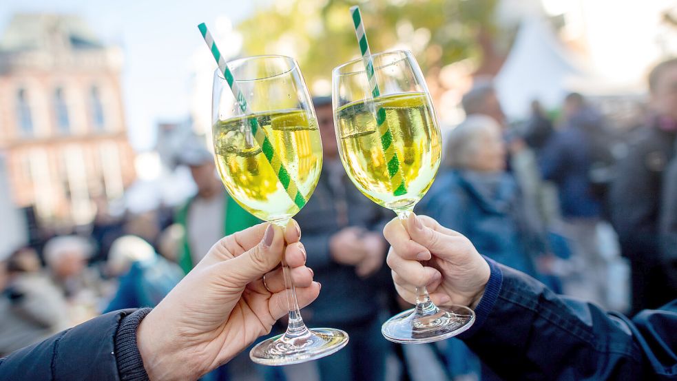 Grünkohl mal anders: Oldenburg sagt am Sonntag „Hallo Grünkohl“ – und lockt mit Variationen des traditionsreichen Gemüses. Hier auf dem Foto zu sehen ist der „Grünkohl Spritz“, den es in den Vorjahren gab. Foto: Hauke-Christian Dittrich/DPA