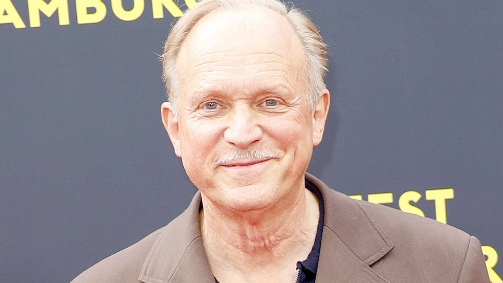 Ulrich Tukur bei der Hamburger Premiere von „Dann passiert das Leben“. Foto: IMAGO/APress
