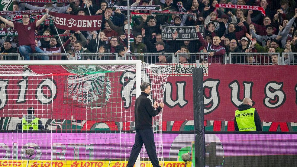 Nach der Niederlage gegen Dortmund bedankt sich Sandro Wagner in der Kurve für die Unterstützung der Fans. Foto: Tom Weller
