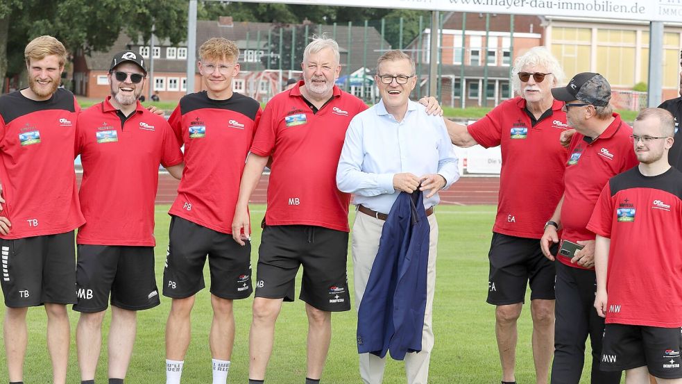 Jan-Christian Dreesen ist seiner alten Heimat immer noch sehr verbunden – das Foto zeigt den Bayern-Chef im Sommer 2024 beim Ostfriesland-Cup-Finale am Ellernfeld in Aurich. Foto: Gronewold/Archiv