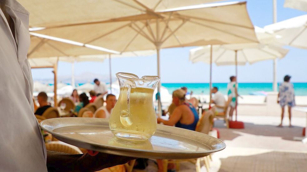 Sonne und Strand: Mallorca ist seit vielen Jahrzehnten ein Besuchermagnet. (Symbolbild) Foto: Clara Margais/dpa/dpa-tmn