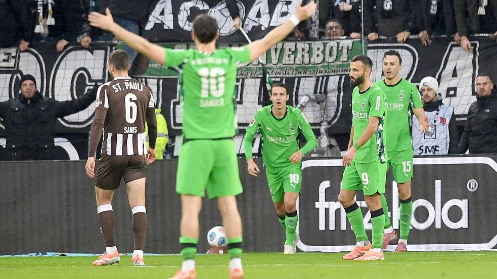 Erleichterung nach VAR-Entscheid: Mönchengladbacher jubeln nach dem 1:0 über die erste Führung der Saison. Foto: Daniel Bockwoldt