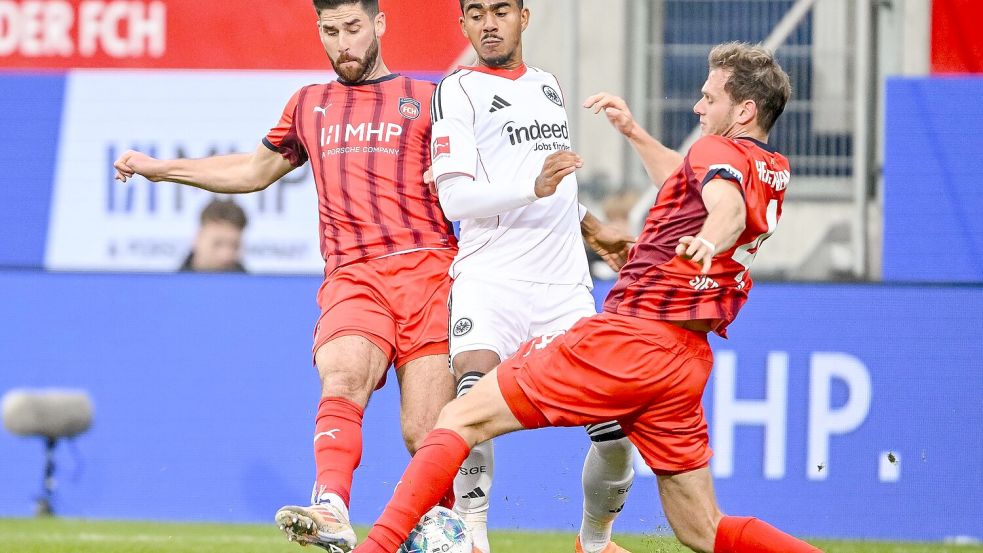 Die Heidenheimer Defensive um Tim Siersleben hatte viel zu tun. Foto: Harry Langer