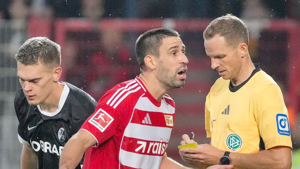 Rani Khedria kann eine Entscheidung von Schiedsrichter Storks nicht verstehen. Foto: Soeren Stache