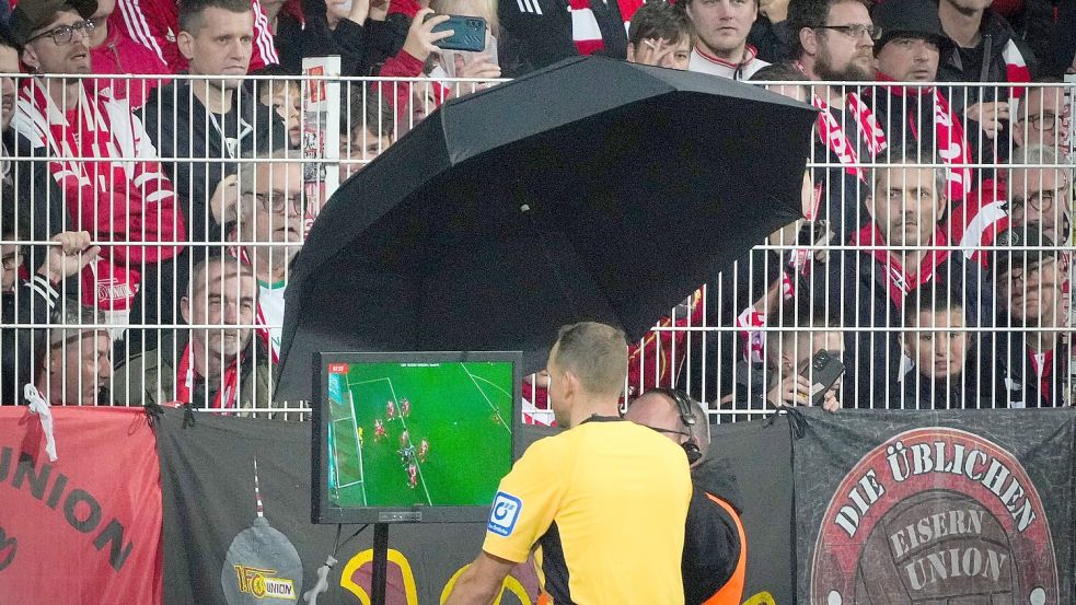 Schiedsrichter Storks studiert die Videobilder nach einem Union-Tor. Foto: Soeren Stache