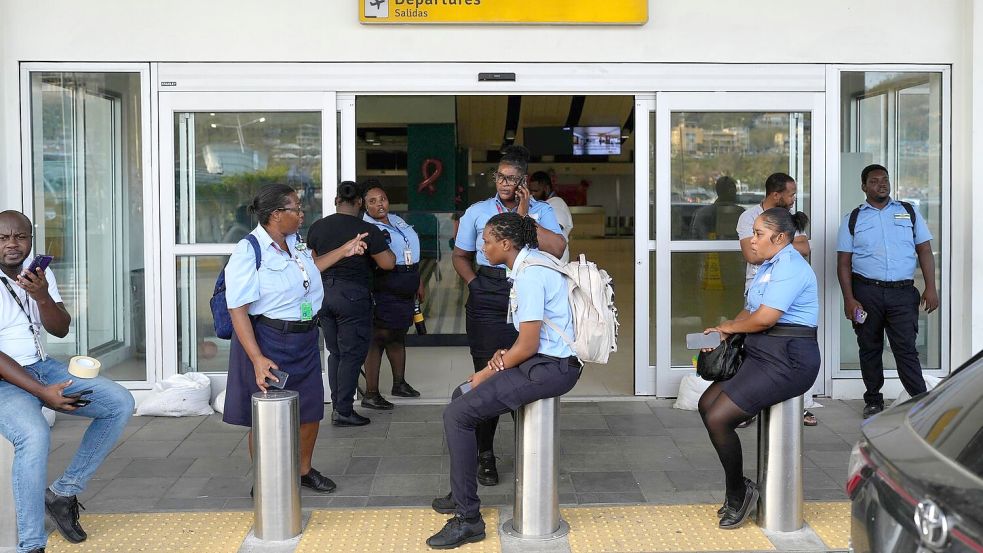 Dutzende Flüge gestrichen: Die Ausreise verzögert sich für viele Touristen. Foto: Matias Delacroix/AP/dpa