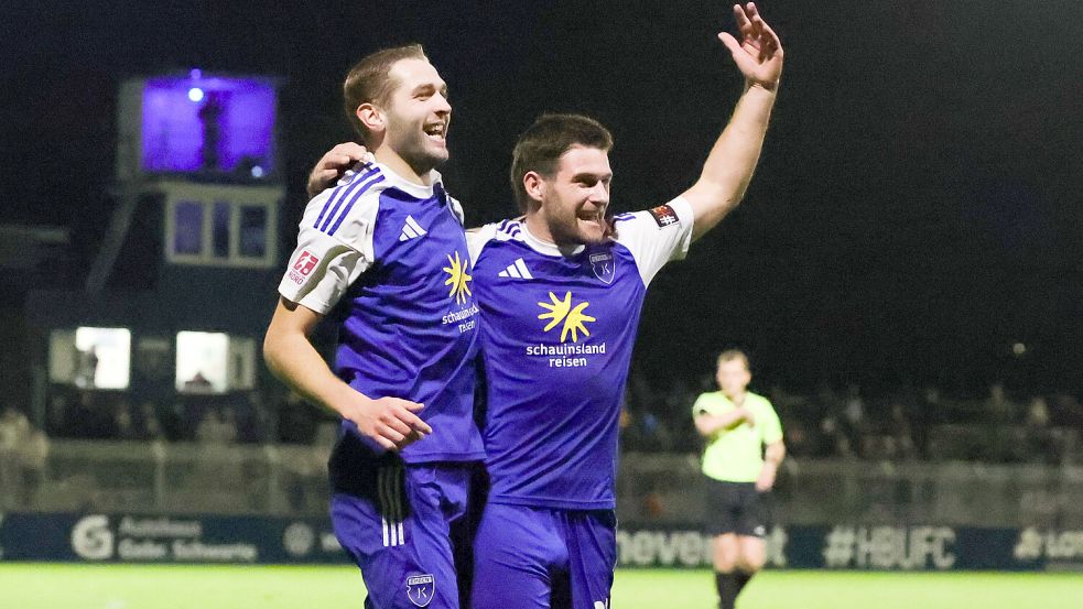 Marten Schmidt (links) erzielte ein Tor gegen Altona, Tido Steffens traf doppelt. Foto: Jens Doden/Emden