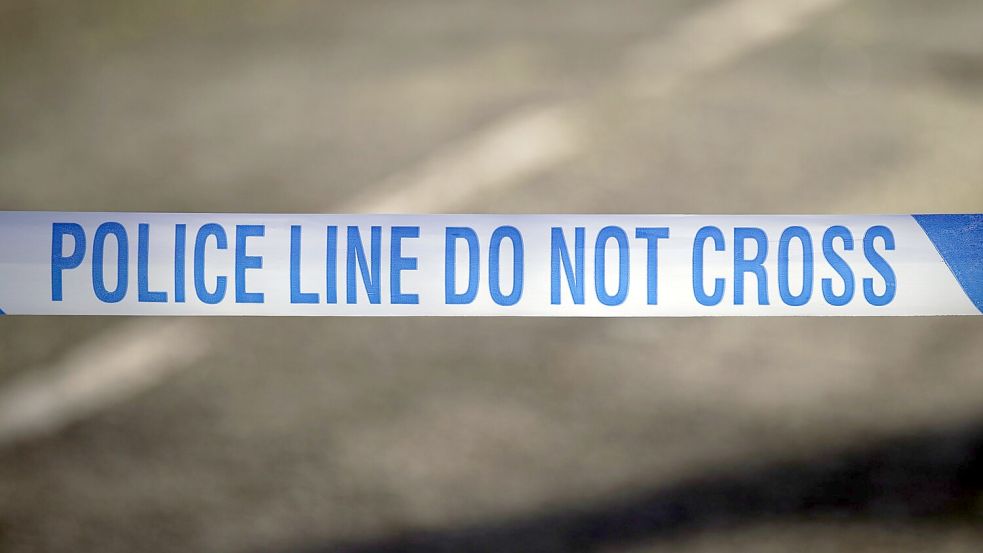 Mehrere Menschen wurden in einem Zug in England verletzt. (Symbolbild) Foto: Peter Byrne